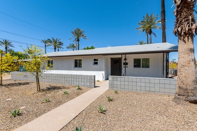 Building Photo - 3 bed | 2 bath Casita Style Home - 1 Mile to ASU!