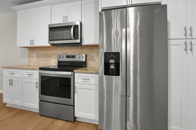 Building Photo - Like New Three Bedroom with Bonus!