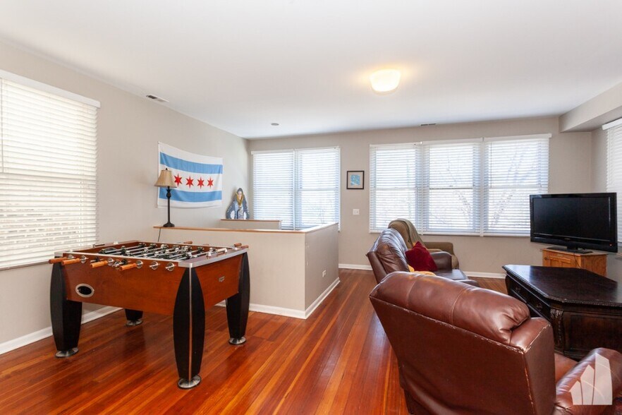 Building Photo - 2440 N Ashland Ave