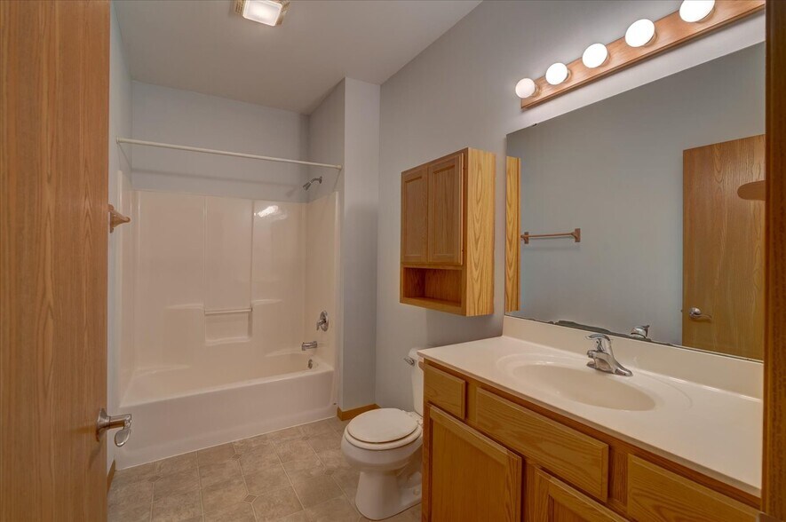 Building Photo - 264 Meadowside Dr