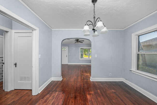 Building Photo - 1213 NW Columbia Ave