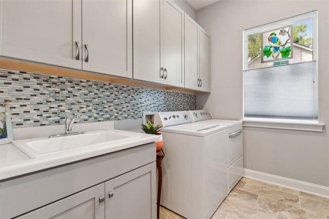Building Photo - Luxury Living in exclusive and gated Oyste...