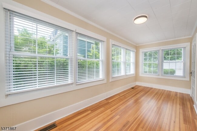 Building Photo - 50 Walnut Crescent
