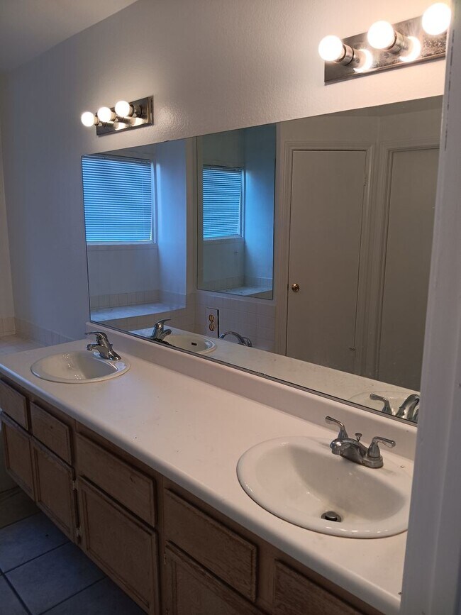 Building Photo - **RENT READY***LOVELY 3 BEDROOM ,2 BATH HOME NOW AVAILABLE FOR RENT!