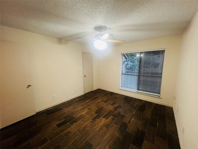 Building Photo - 10047 Westpark Dr