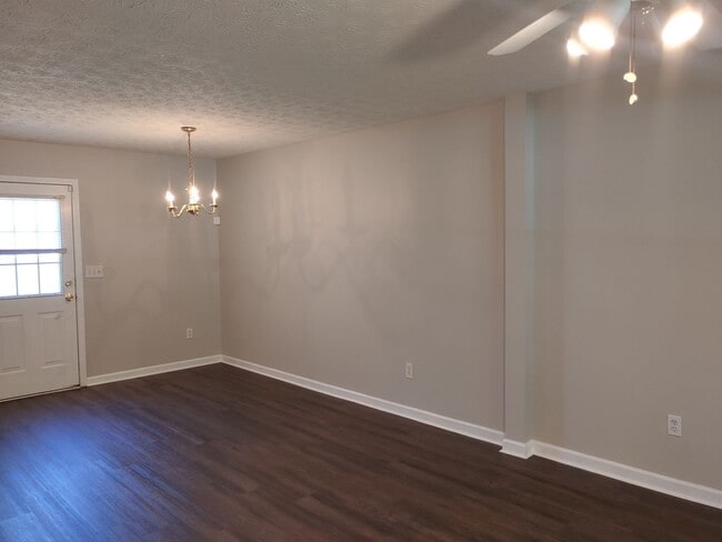 Building Photo - Spacious 2Bd/2Ba Duplex - Move-In Ready!