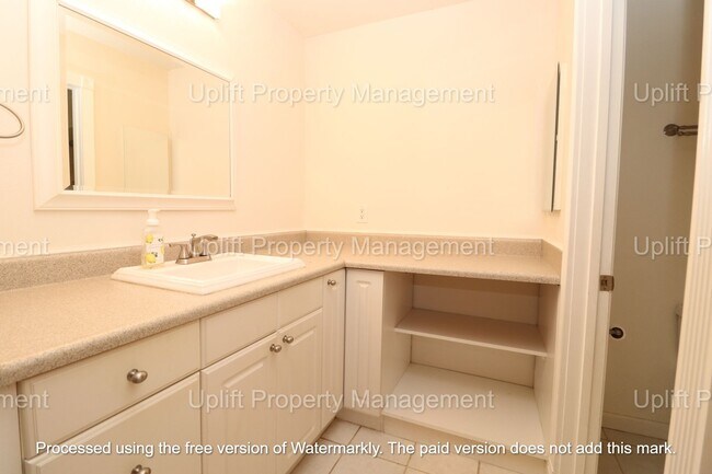 Building Photo - 1 Bed 1 Bath downstairs unit
