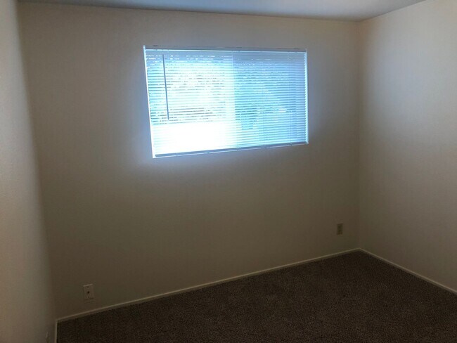 Building Photo - 3 bedroom, 1 bath house in Springfield!