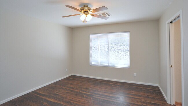 Building Photo - Large 1/4 Acre Lot w/NO CARPET