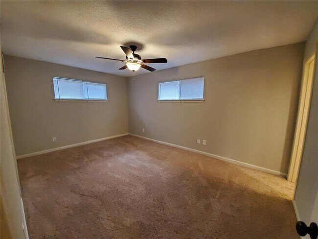 Building Photo - 2820 Fairbrook St