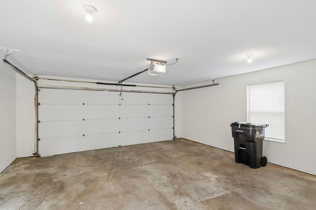 Building Photo - 5004-5006-5006 Betty Jean Way