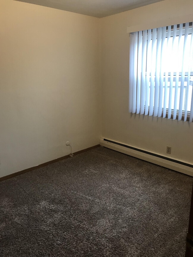 Building Photo - 380 Larpenteur Ave W