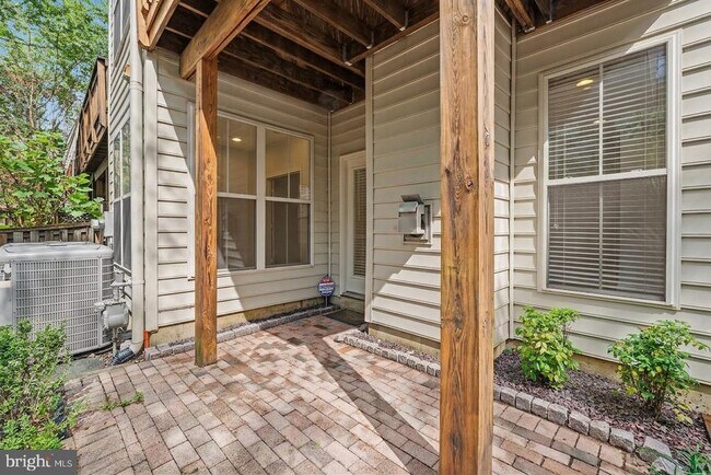 Building Photo - 5256 Bessley Pl