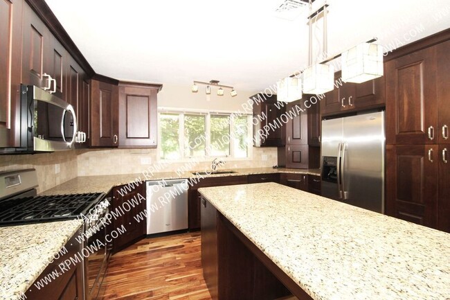 Building Photo - OVER 3000 SQ FT!!!  3 Bedroom, 3.5 Bath Ho...