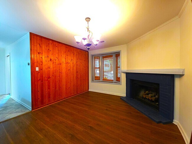 Building Photo - Breathtaking Lake View Retreat with Modern Updates!