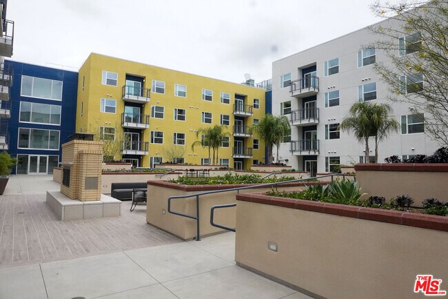 Building Photo - 10568 Gateway Prom