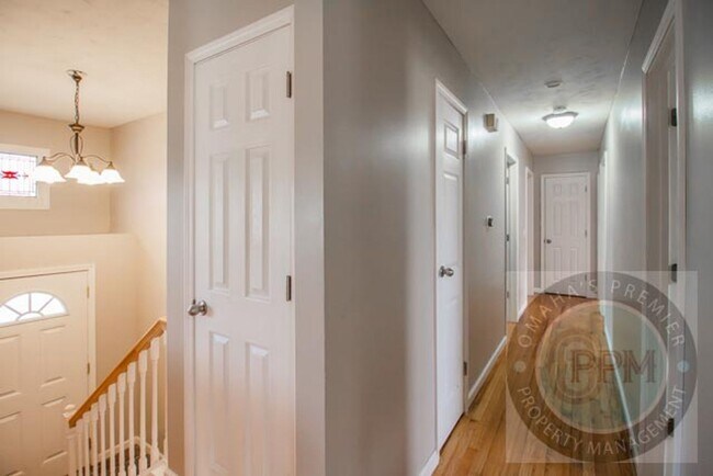 Building Photo - Spacious 5 Bedroom / 2.5 Bathroom Home | Near Ralston