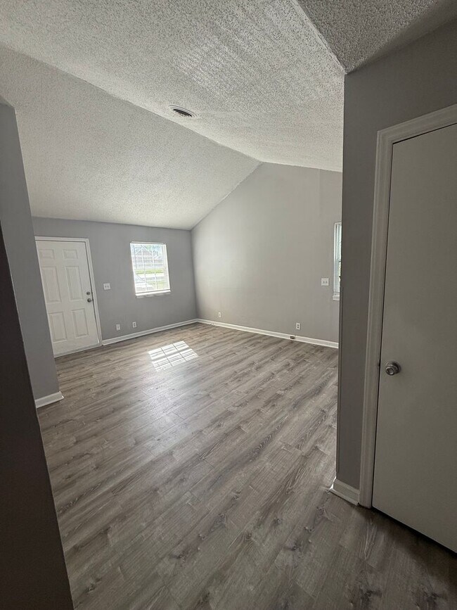 Building Photo - Centrally Located Duplex