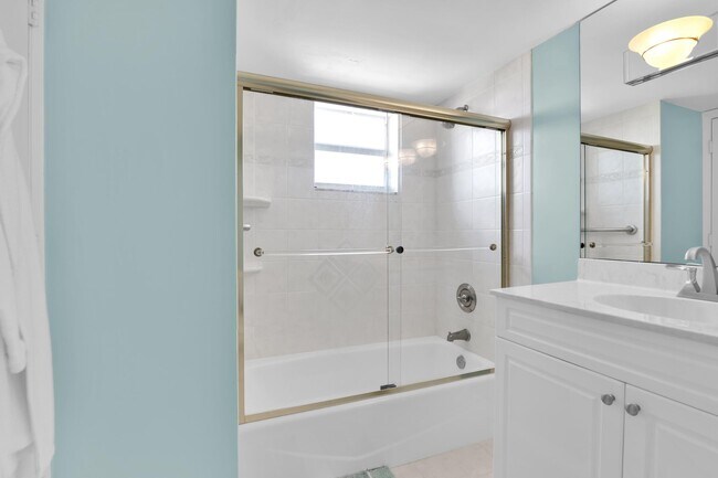 Building Photo - 1169 Hillsboro Mile