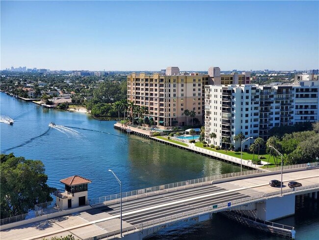 Building Photo - 1401 N Riverside Dr