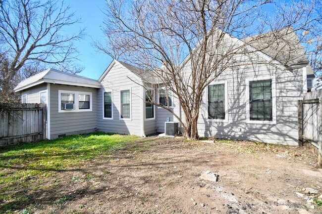 Building Photo - 1707-B Main St