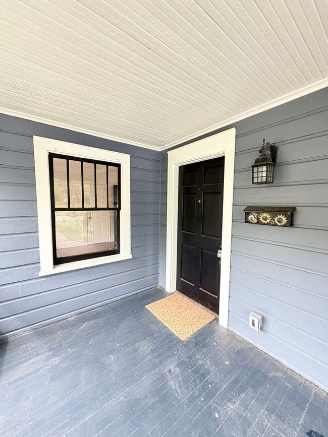 Building Photo - West Asheville Bungalow. 2 bedrooms, 1 bathroom. Great location!