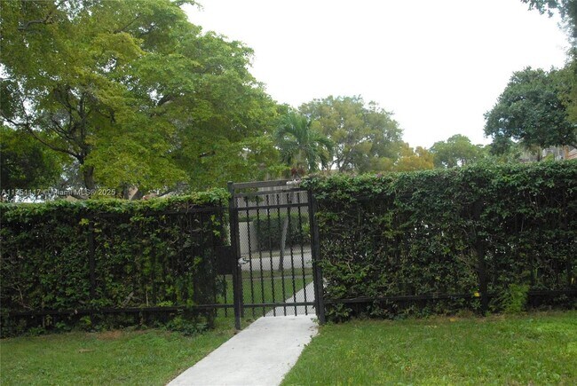 Building Photo - 10907 N Kendall Dr