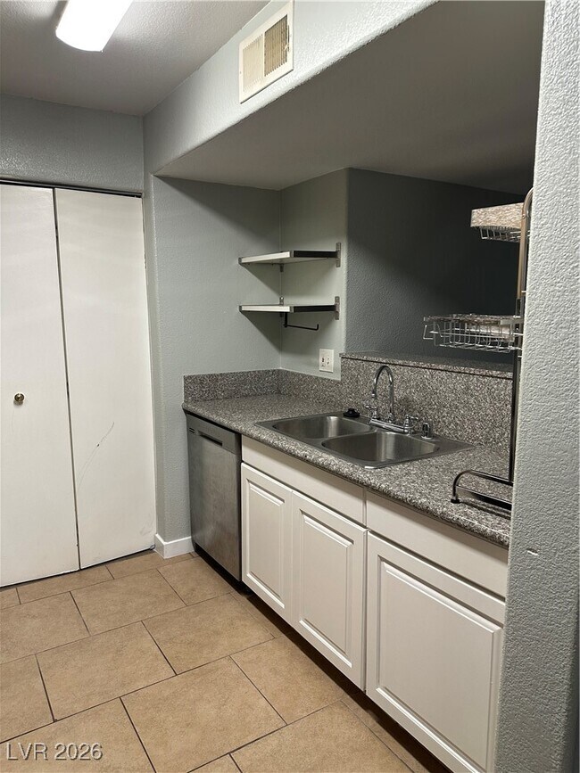 Building Photo - 950 Seven Hills Dr