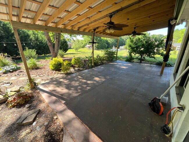 Building Photo - "Charming 3-Bedroom Retreat with Granite Elegance & Cozy Fireplace in Kernersville!"