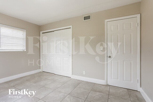 Building Photo - 2720 SW 18th St