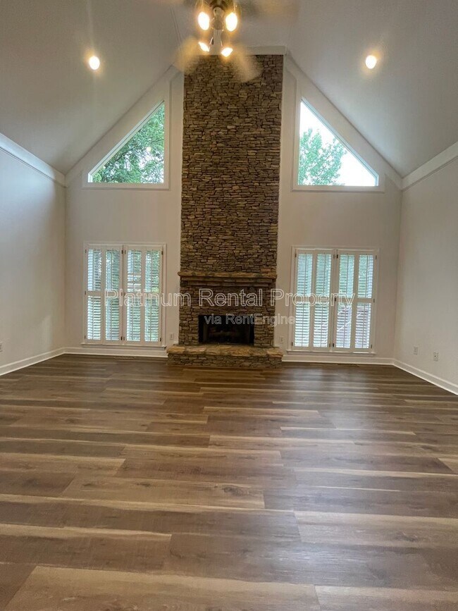 Building Photo - 870 Ingleside Dr