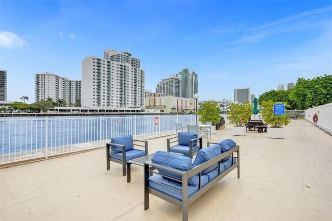 Building Photo - 1000 Parkview Dr