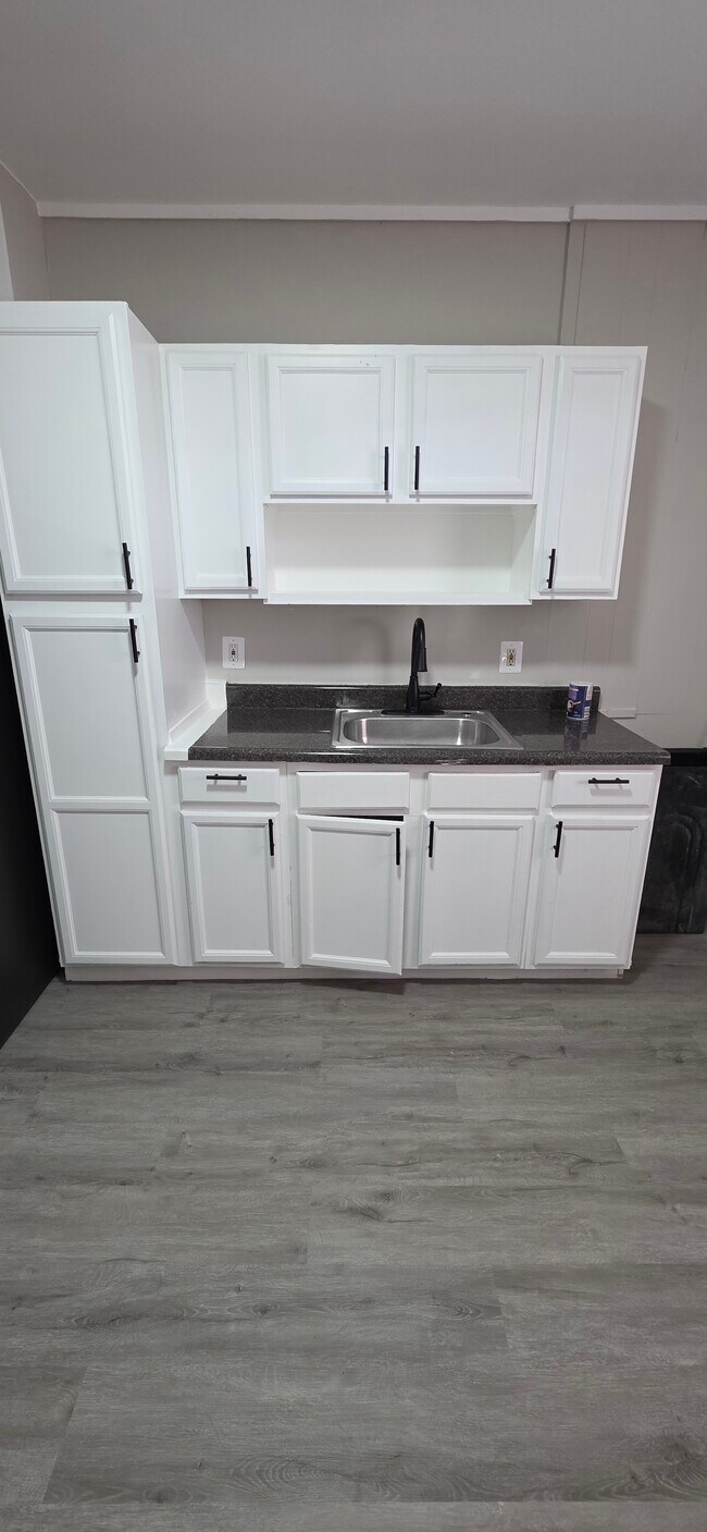 Building Photo - 700 N Streeper St