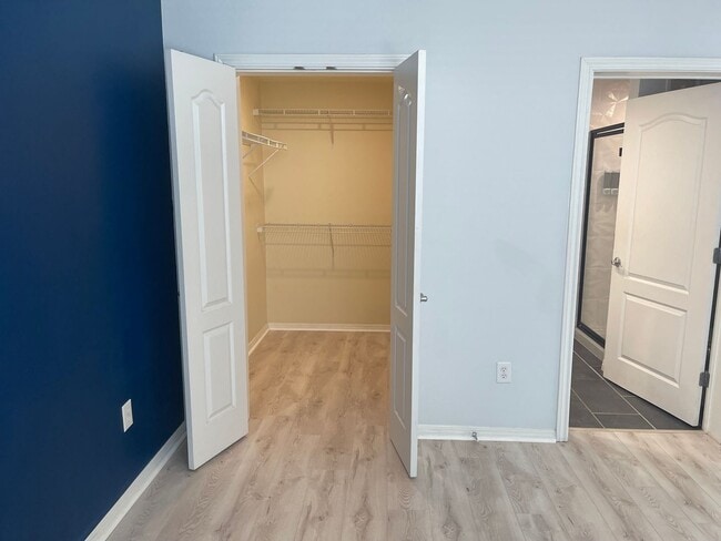 Building Photo - Fully Renovated 2/2 Near Campus