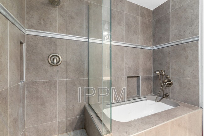 Building Photo - 5233 Clearview Dr