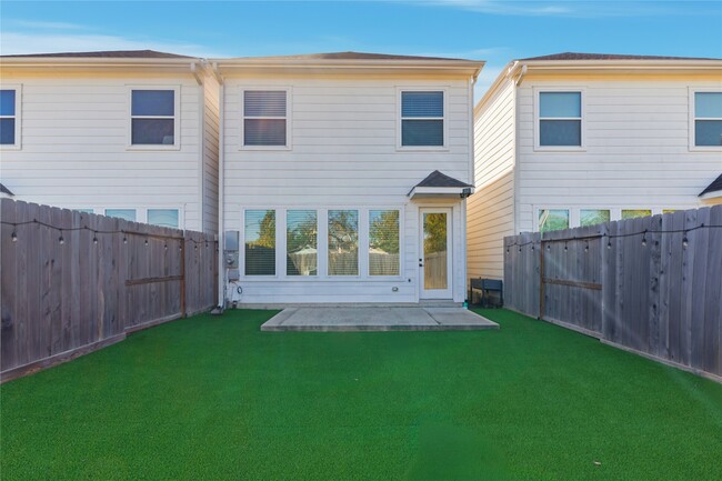 Building Photo - 819 W 19th St