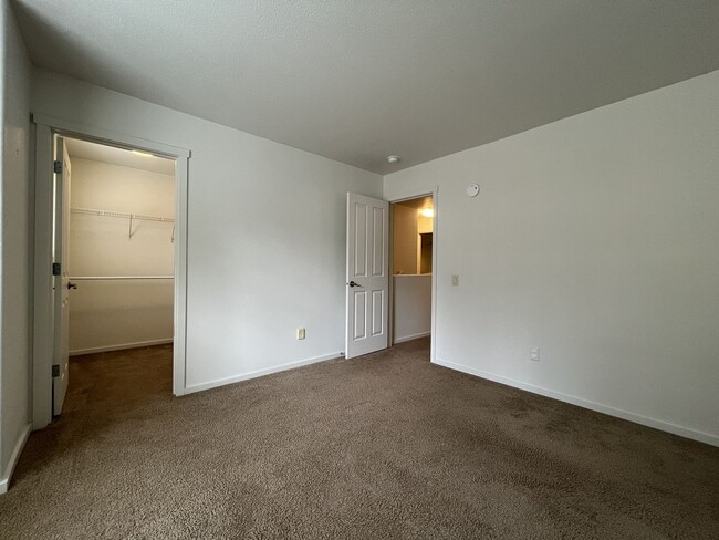 Building Photo - Beautiful 2 Bedroom Townhome with Walk-In Closets Private Deck & Attached Garage