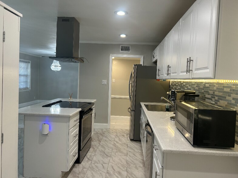 Building Photo - 2107 Tecumseh Trce