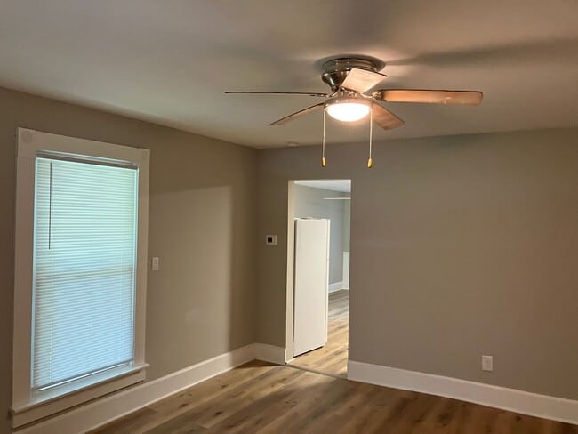 Building Photo - Charming 4 Bedroom House