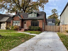 Building Photo - 109 E 26th Pl