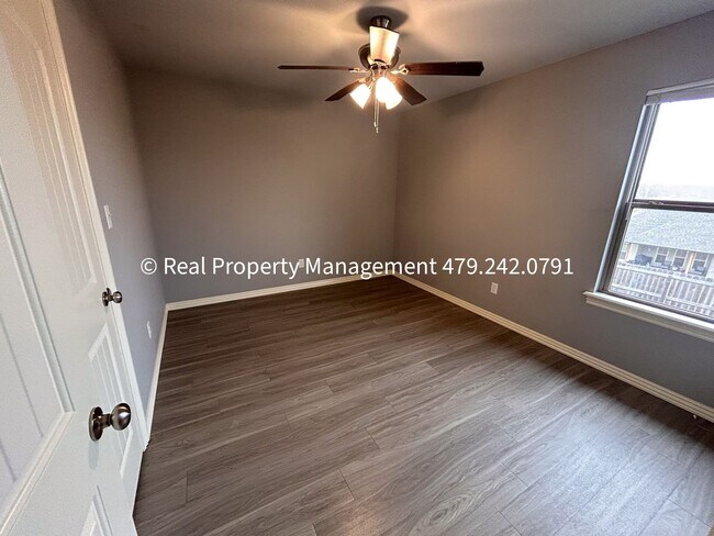 Building Photo - MOVE IN SPECIAL - HALF OFF MOVE IN RENT! B...