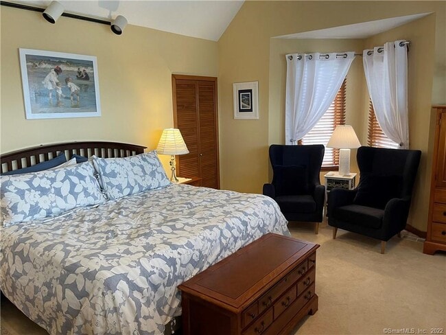 Building Photo - 105 Elm St