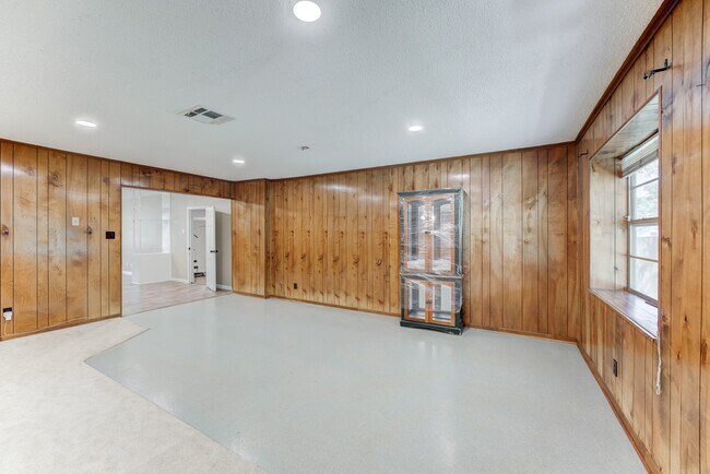 Building Photo - 305 Yaupon St