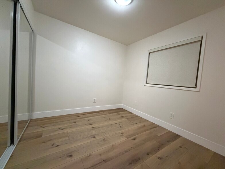 Building Photo - 3832 Chelsea Dr