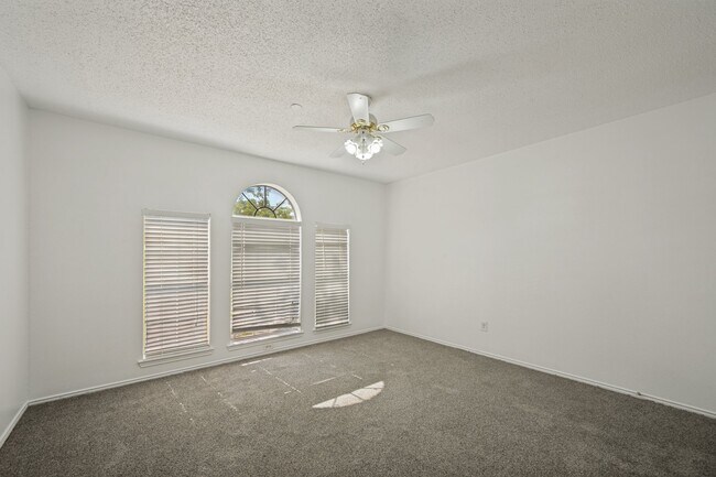 Building Photo - 5518 Heathercrest Dr