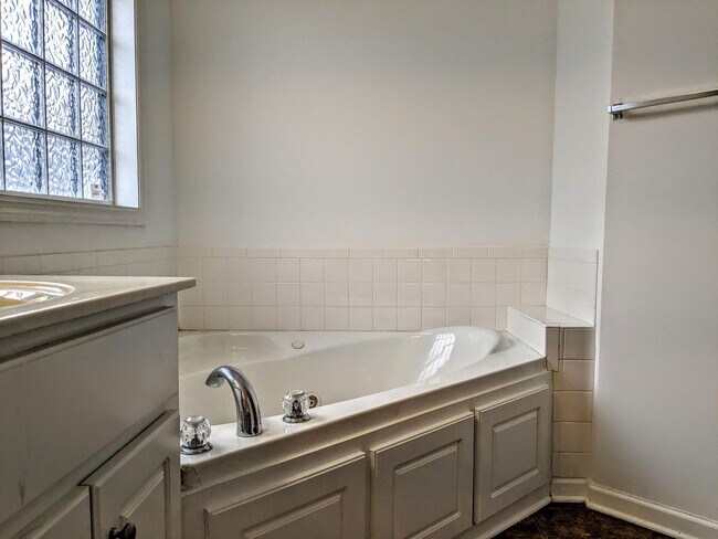 Building Photo - 508 Simoni Pl