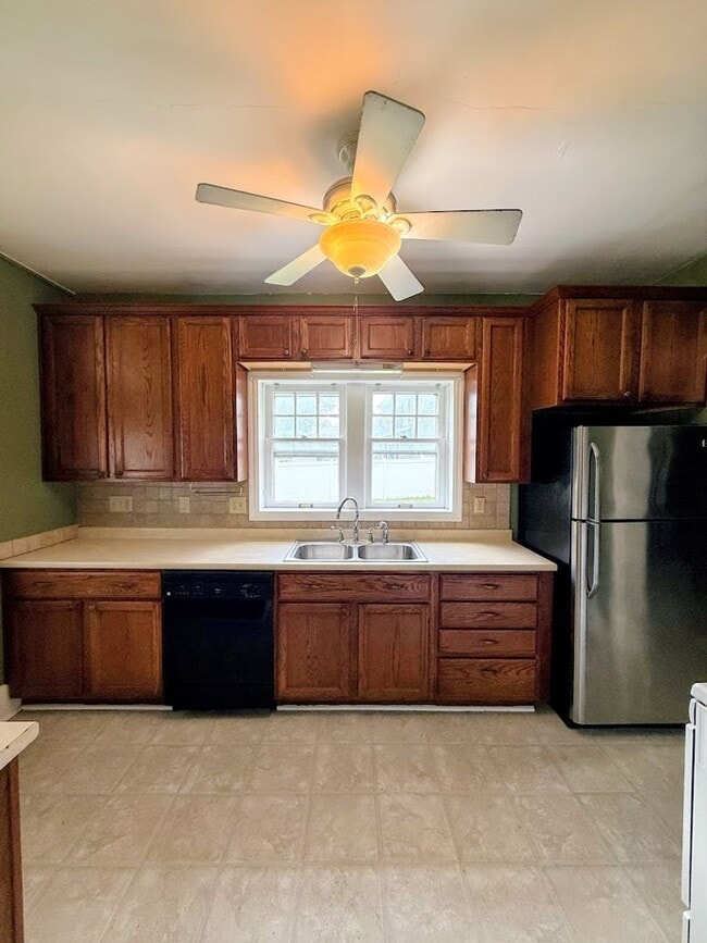Building Photo - Three bedroom one bathroom home for rent