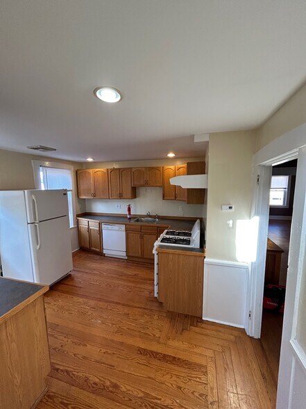 Building Photo - 11 Monroe Ave