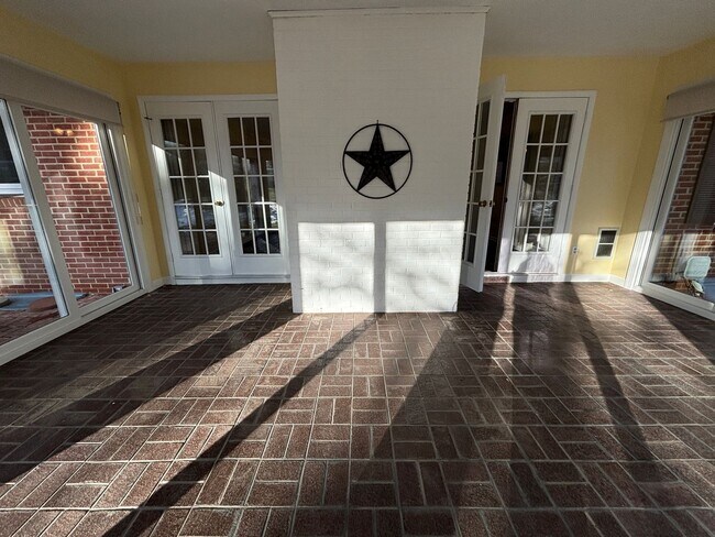 Building Photo - 136 Grimes St