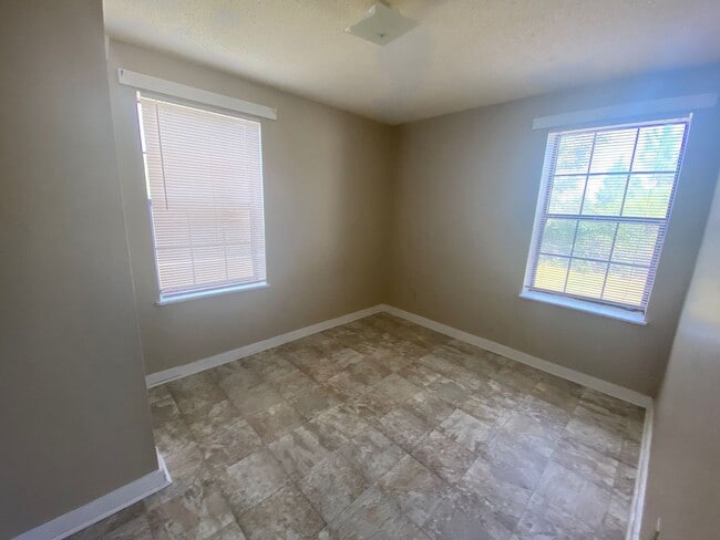 Building Photo - 619/621 E 13th St